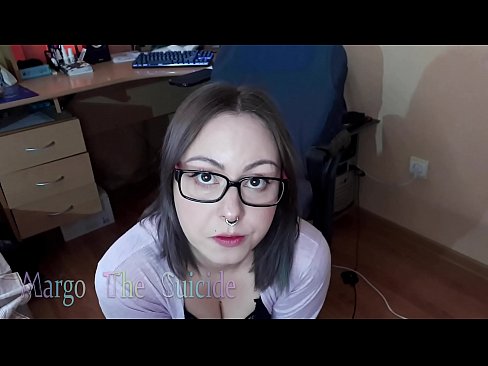 ❤️ Σέξι κορίτσι με γυαλιά πιπιλίζει Dildo βαθιά στην κάμερα ❤️ Ρωσικό πορνό ️